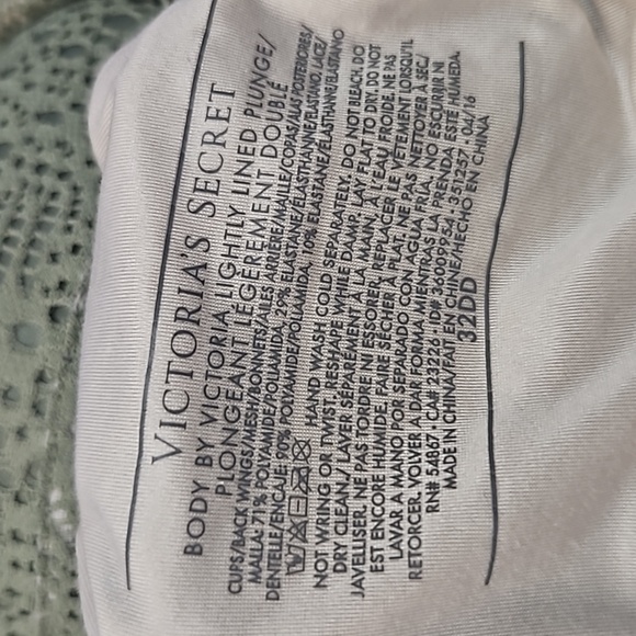 Body by Victoria Lightly Lined Plunge Bra - Picture 4 of 4